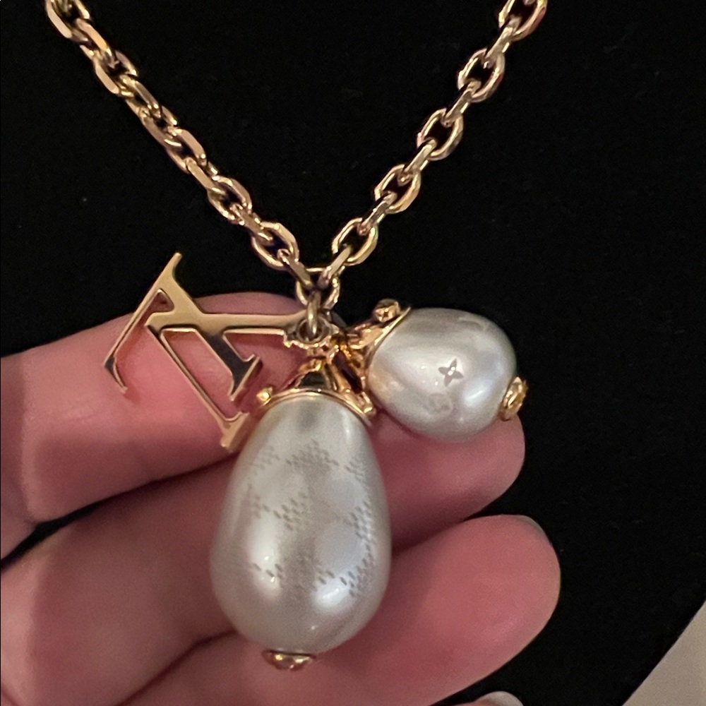 Louis Vuitton Gold-Tone Chain Necklace with Pearl Drop Charms - Picture 13 of 16